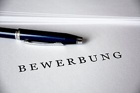 Öffnet die Seite 'Wir suchen...'